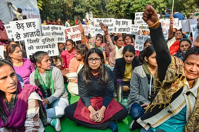 हैदराबाद गैंगरेप-हत्या मामले के बलात्कारियों को छह महीने के भीतर फांसी की सजा देने की मांग को लेकर दिल्ली महिला आयोग (DCW) की अध्यक्ष स्वाति मालीवाल भूख हड़ताल पर बैठी