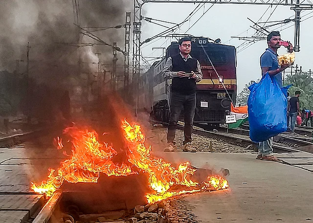 बंगाल के उलुबेरिया में रेल पटरियों पर लोगों का प्रदर्शन 