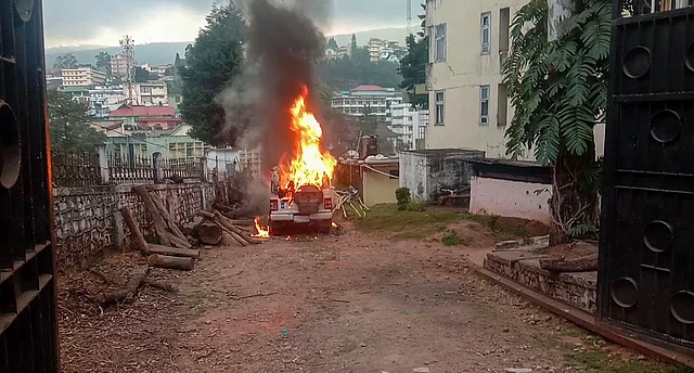 शिलॉन्ग में प्रदर्शनकारियों ने गाड़ी फूंकी 