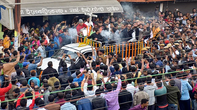 नागरिकता संशोधन विधेयक पारित करने के विरोध में असम के गुवाहाटी में प्रदर्शन कर रहे लोगों पर शुक्रवार को पुलिस की गोलीबारी में मारे गए सैम स्टैफोर्ड को शव को ले जाती वैन के इर्द-गिर्द इकट्ठा हुए प्रदर्शनकारी. 