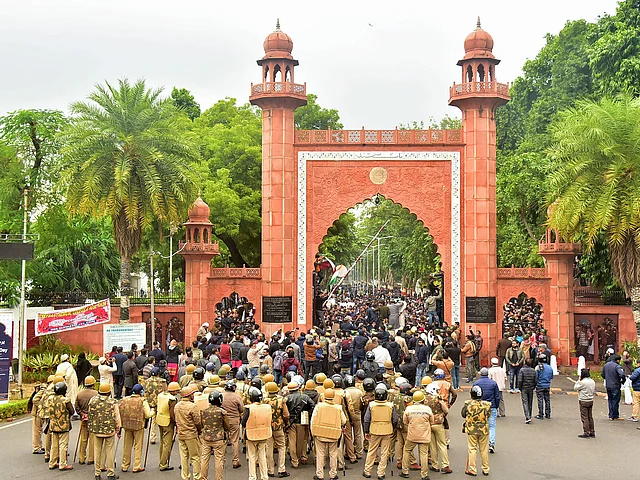 अलीगढ़ मुस्लिम यूनिवर्सिटी के बाहर छात्रों ने CAA के विरोध में प्रदर्शन किया. इस दौरान पुलिस बल तैनात थी. 