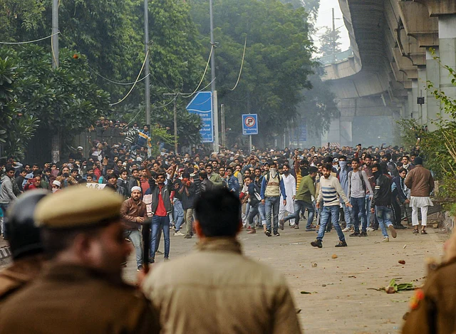 दिल्ली के जामिया मिल्लिया इस्लामिया यूनिवर्सिटी के छात्रों ने नागरिकता संशोधन कानून के विरोध में शुक्रवार को प्रोटेस्ट मार्च निकाला. इस दौरान पुलिस के साथ उनकी तीखी झड़प हुई. 
