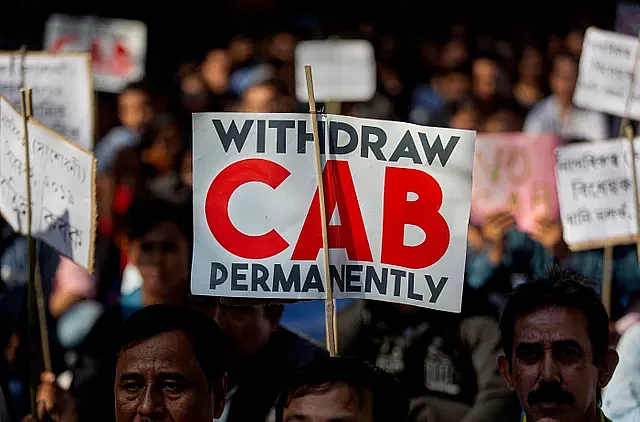 गुवाहाटी में नागरिकता संशोधन विधेयक (CAB) का विरोध करते छात्र