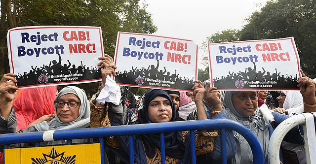 पश्चिम बंगाल की राजधानी कोलकाता में शुक्रवार को CAA और NRC के खिलाफ हुए विरोध प्रदर्शनों में बड़ी तादाद में मुस्लिम महिलाओं ने भी हिस्सा लिया. 