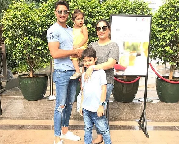 छोटी सरदारनी एक्टर अविनेश अपनी पत्नी और बच्चों संग
