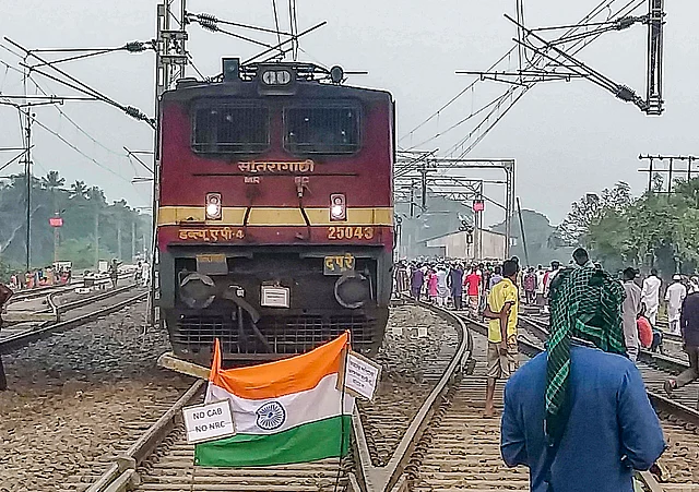 हावड़ा में ट्रेन रोककर प्रदर्शन करते लोग 