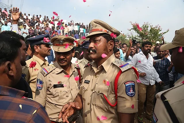 हैदराबाद में गैंगरेप आरोपियों का एनकाउंटर के बाद पुलिसवालों पर हुई फूलों की बौछार