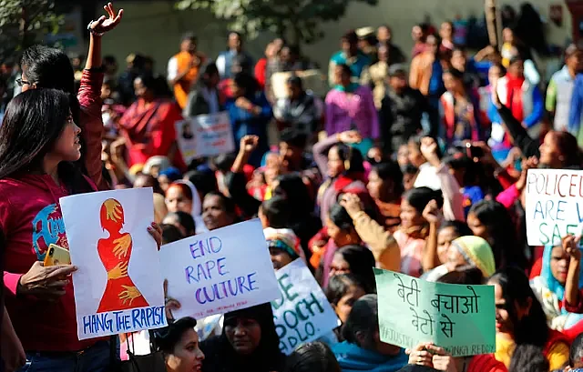 हैदराबाद में महिलाओं ने वेटेरनरी महिला डॉक्टर से गैंगरेप और हत्या मामले में न्याय की मांग करते हुए बैनर और नारों के साथ प्रदर्शन किया