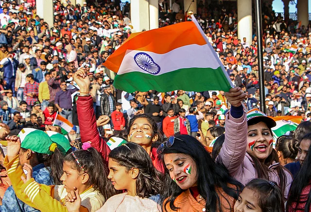 71वें गणतंत्र दिवस के मौके पर वाघा-अटारी बॉर्डर पर बीटिंग रिट्रीट सेरेमनी में शामिल हुए लोग. 