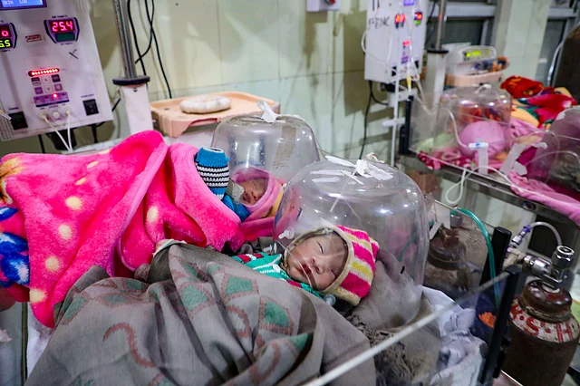 कोटा के जेके लोन अस्पताल में महीने भर में बच्चों की मौत का आंकड़ा 100 की संख्या पार कर चुका है