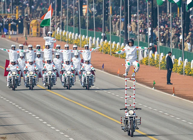 राजपथ पर गणतंत्र दिवस की परेड के दौरान CRPF की महिला बाइकरों ने डेयरडेविल स्टंट किए. 