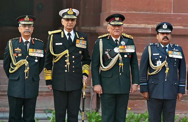 1 जनवरी की देश के पहले चीफ ऑफ डिफेंस स्टाफ जनरल बिपिन रावत की नए आर्मी चीफ मनोज मुकुंद नरवणे, नेवी चीफ एडमिरल करमबीर सिंह और एयर चीफ मार्शल राकेश कुमार सिंह भदौरिया के साथ ग्रुप फोटो