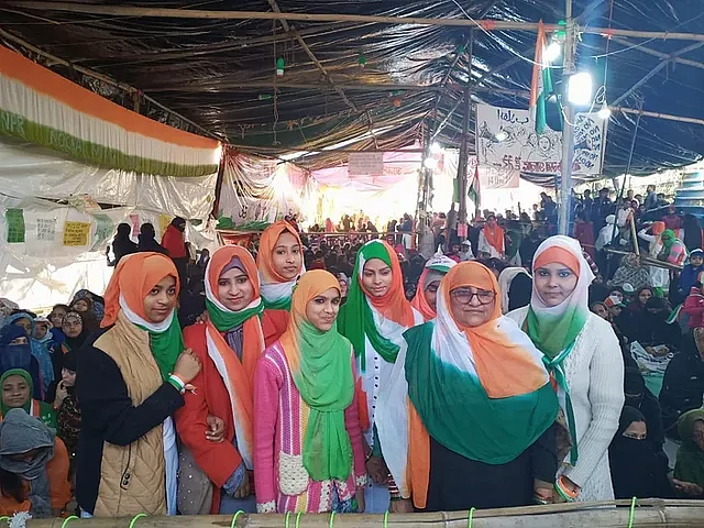 दिल्ली के खुरेजी में तिरंगे वाला हिजाब पहनकर आई महिलाएं