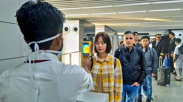 कोलकाता में हांगकांग से आए यात्री की थर्मल जांच