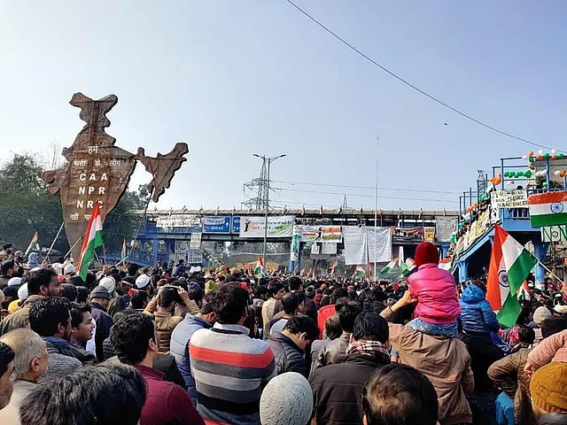 शाहीन बाग में गणतंत्र दिवस का जश्न मानते लोग
