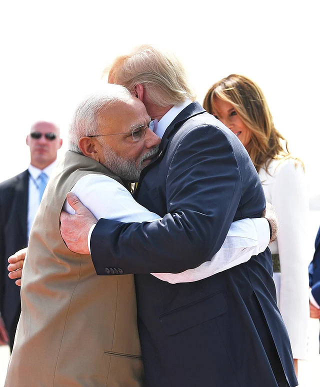 गले लगकर पीएम मोदी ने किया अमेरिकी राष्ट्रपिता का स्वागत