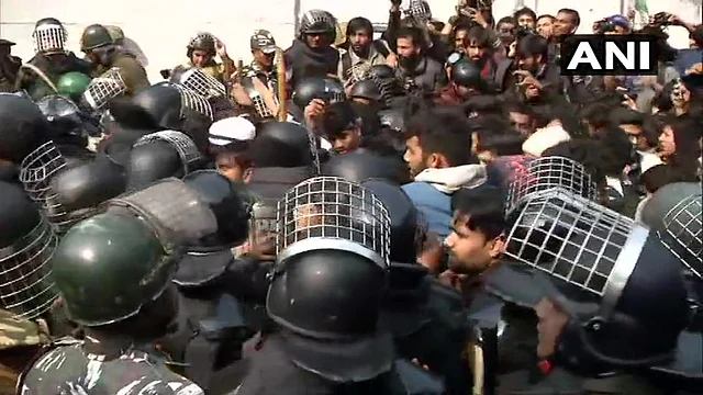 सुरक्षा बलों ने प्रदर्शनकारियों को रोक दिया.