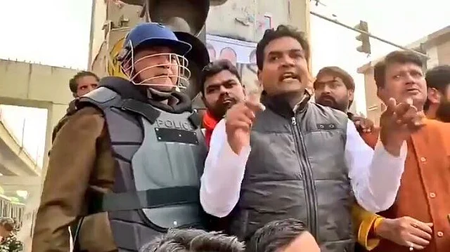 भड़काऊ बयान के बावजूद बीजेपी नेता कपिल मिश्रा पर फौरन कार्रवाई नहीं
