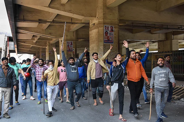 उत्तर पूर्वी दिल्ली के मौजपुर में सीएए समर्थकों की भीड़ हाथों में लाठी लिए