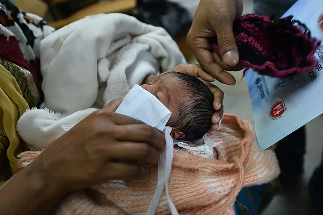 कानपुर के एक अस्पताल में जन्में बच्चे के मुंह पर परिवारवालों ने लगाया मास्क