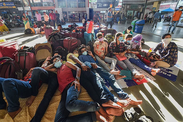 चेन्नई के एमजीआर सेंट्रल रेलवे स्टेशन पर मास्क लगाकर ट्रेन का इंतजार करते यात्री