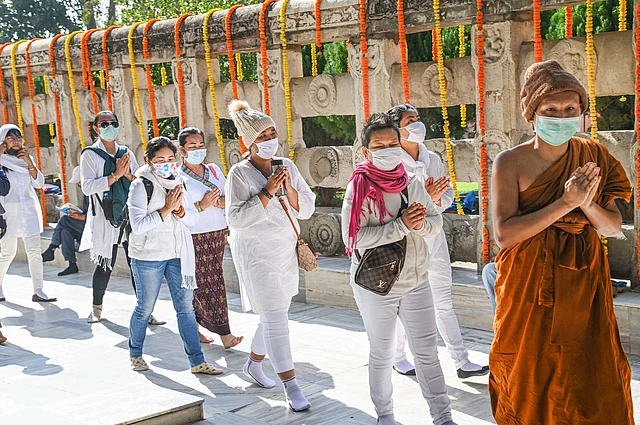 बिहार के बोध गया में थाईलैंड से आए टूरिस्ट्स ने मास्क पहनकर महाबोधी मंदिर के दर्शन किए
