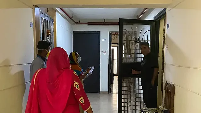 नोएडा प्रशासन और CMO ऑफिस के लगभग 50 कर्मचारियों ने सोसायटी में रहने वाले प्रत्येक निवासी की स्क्रीनिंग
