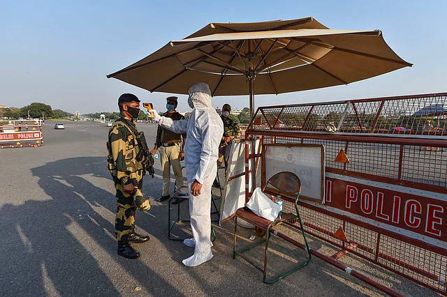 नई दिल्ली के विजय चौक पर सुरक्षाकर्मियों की थर्मल स्क्रीनिंग करते स्वास्थ्य विभाग के लोग