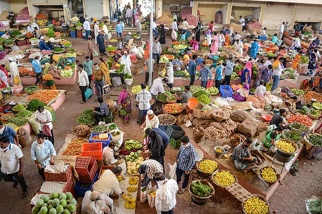 लॉकडाउन के ऐलान के बाद महाराष्ट्र के कराड में सब्दी मार्केट में देखी गई भारी भीड़