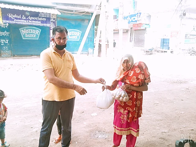 प्रताप सिंह अपने एरिया के गरीबों को आटा और सब्जी देते हुए