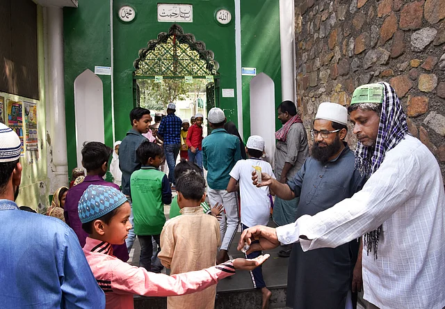 कन्याकुमारी में सड़क पर डिसइंफेक्टेंट का छिड़काव करते सफाई कर्मचारी 