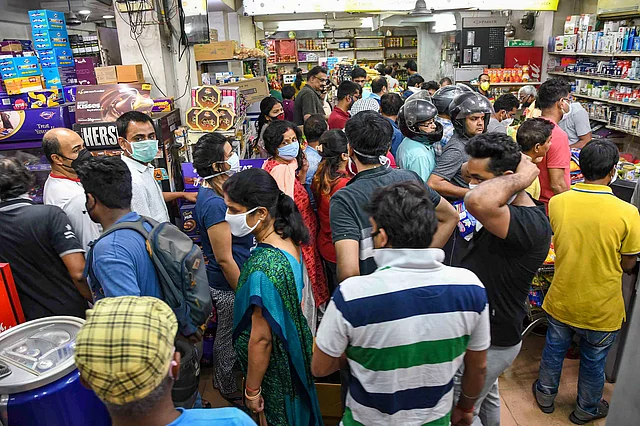 पीएम मोदी के ऐलान के बाद पटना में समान खरीदने जुटी लोगों की भीड़