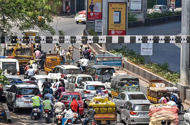 हैदराबाद में लोगों को आगे जाने से रोकते पुलिसवाले