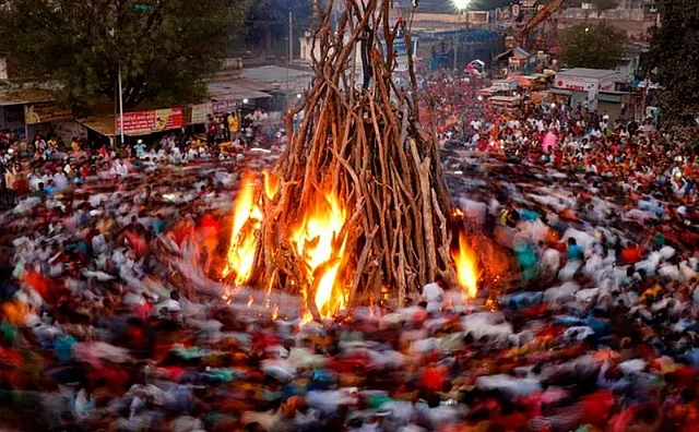 9 मार्च- गुजरात के गांधीनगर में होलिका दहन शामिल हुए कई लोग 