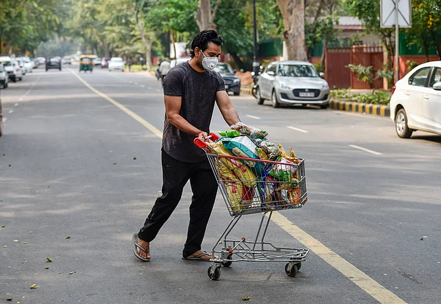 कोरोनावायरस के खौफ के बीच लोग खाने-पीने का समान इकट्ठा कर रहे हैं 
