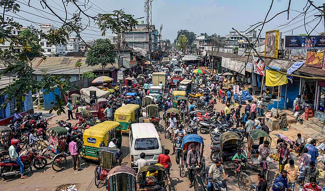 सरकार के ज्यादा लोगों के साथ नहीं रहने की अपील के बावजूद त्रिपुरा के अगरतला में मार्केट में भीड़ देखी गई 