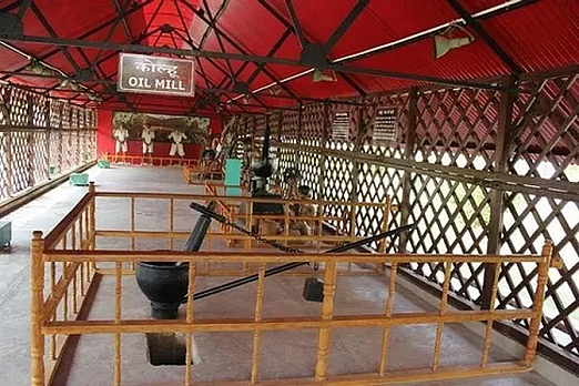 The
oil mill in Cellular jail. Savarkar was asked to work daily and to mill
30 kg of oil. Prisoners were forced to do this daily, irrespective of
health. 