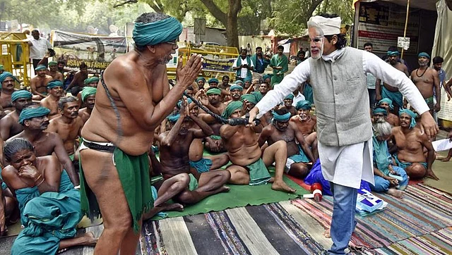 Man wearing Modi mask acts out whipping of a Tamil Nadu farmer at Jantar Mantar. (Twitter.com/@htTweets)