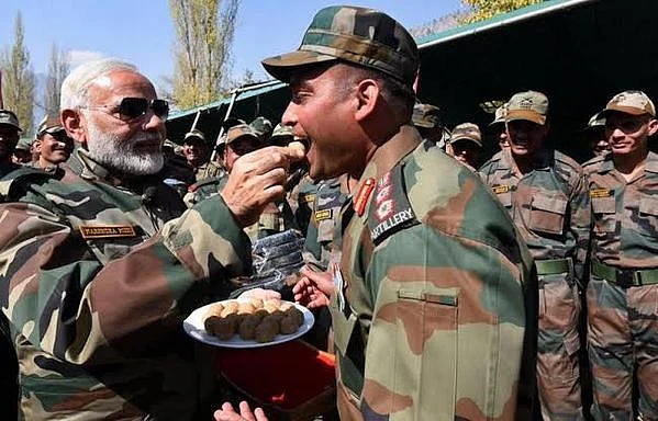 Narendra Modi in Rajouri District of Jammu and Kashmir on Sunday (27 October) to celebrate Diwali with soldiers at LoC (Source: @narendramodi/Twitter)