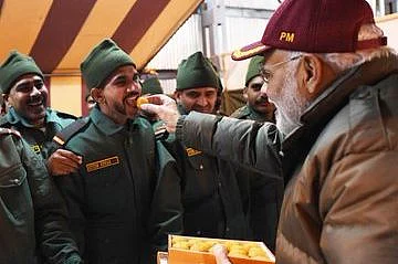 PM Modi celebrating Diwali 2018 with Jawans in Harsil in Uttarakhand (Source: @narendramodi/Twitter)