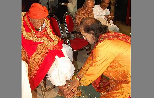 Saxophone maestro Kadri Gopalnath seeking the blessings of Pandit Puttaraj Gawaai.