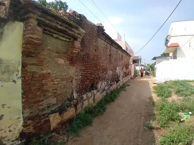 Streets and houses inside are just like those in any other surrounding village and most have crumbled away