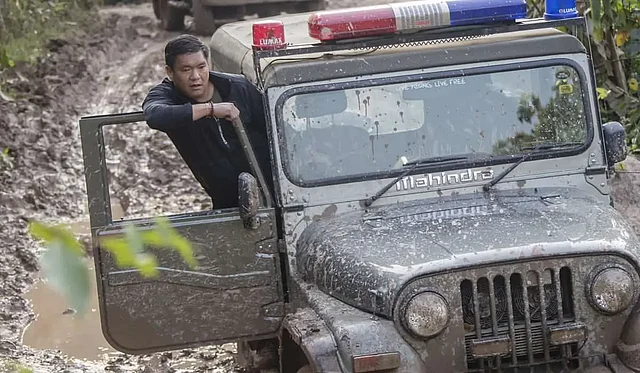 Arunachal CM Pema Khandu driving an off-roader to Vijaynagar (Image credits: EastMojo)