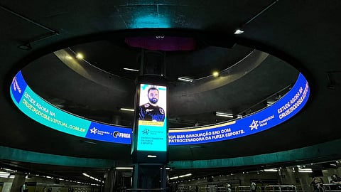 Cruzeiro do Sul Virtual faz ação com FURIA no metrô de São Paulo