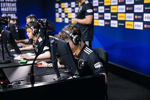 YEKINDAR fala sobre jogar perto do monitor e como evita lesões