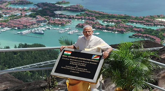 PM Narendra Modi unveiling plaque and operationalisation of radar for the CSRS India-Seychelles Cooperation project in Mahe, Seychelles.