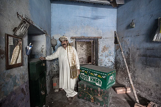 Amir Khan, the leader of the clan, was born in India. Although a third generation
Kabuliwala, he is deeply tied to his heritage.