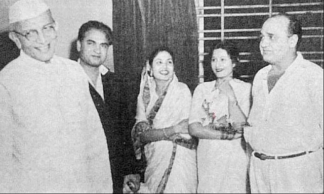 Desai with yesteryear actor Om Prakash and other Bollywood actors from the era 