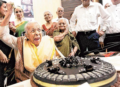 Zohra on her 100th birthday, Sujata in green Sari. 