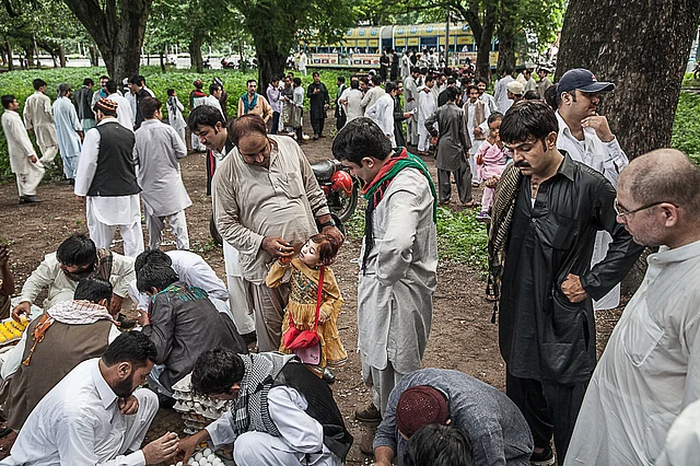 In Kolkata, the Maidan remains their chosen ground. Dressed in their traditional
attire - the flowing over-sized salwar kameez - many gather at the iconic Victoria Memorial to
live out a little bit of their traditional passions - flying a kite, Anda Kushti (hard-boiled egg fights)
and performing the Pashtun Attan dance.